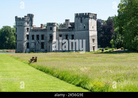 Meise, Flandern - Belgien - 02 09 2021 das traditionelle Schloss Bouchout im Teich des Botanischen Gartens Stockfoto