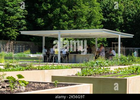 Meise, Flandern - Belgien - 02 09 2021 Lebensmittelgarten und Terrasse mit einer Gruppe von Menschen zusammen im botanischen Garten Stockfoto