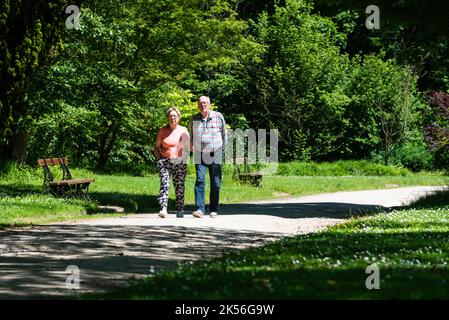 Meise, Flandern - Belgien - 02 09 2021 Älteres Paar, das auf dem Fußweg durch den botanischen Garten geht Stockfoto