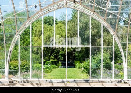 Meise, Flandern - Belgien - 02 09 2021 Detail des Gewächshausfensters des Balat-Gewächshauses Stockfoto