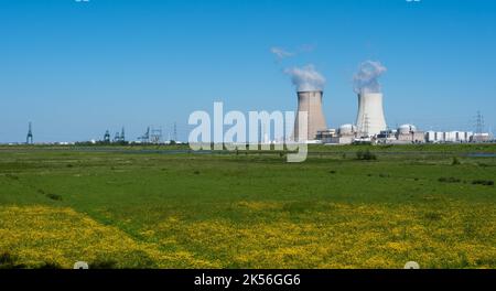 Doel, Ost - Flandern - Belgien - 06 01 2021 Kühltürme der Kernreaktoren mit landwirtschaftlichen Feldern im Vordergrund Stockfoto
