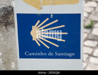 Schild für den Camino de Santiago, Cascais, Portugal. Die Wallfahrt führt durch Cascais. Stockfoto