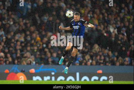 Manchester Stadium, Manchester, Großbritannien. 5. Oktober 2022. Denis Vavro (FC Copenhagen) führt den Ball während Manchester City und FC Copenhagen im City of Manchester Stadium, Manchester, England. Ulrik Pedersen/CSM/Alamy Live News Stockfoto