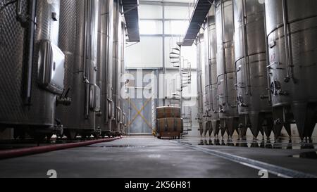 Moderne Kellerei-Innenausstattung mit großen Metalltanks Stockfoto