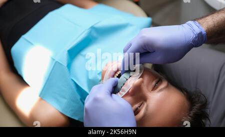 Frau mit zahnärztl. Gussfurnier am Oberkiefer in der Zahnmedizin Stockfoto