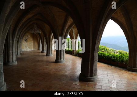 Wunderschöne Kolonnade in der Villa Cimbrone in Ravello, Italien Stockfoto