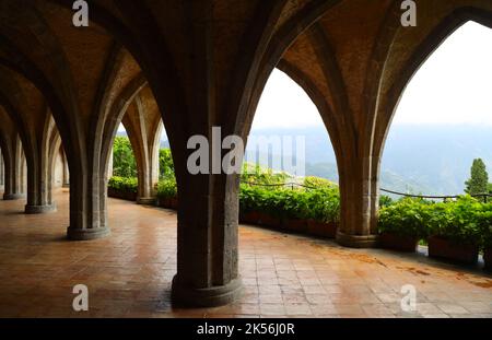 Wunderschöne Kolonnade in der Villa Cimbrone in Ravello, Italien Stockfoto