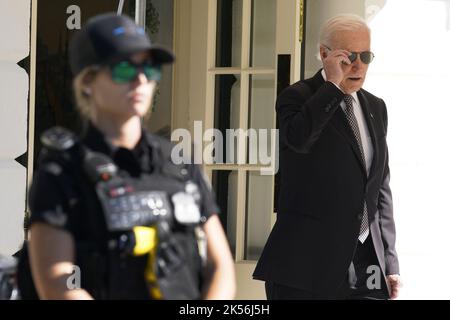 Washington, Usa. 06. Oktober 2022. US-Präsident Joe Biden tritt vor seiner Abreise nach Poughsteepfsie, New York, am 6. Oktober 2022 aus dem Weißen Haus in Washington aus. Foto von Yuri Gripas/UPI Credit: UPI/Alamy Live News Stockfoto