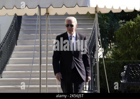 Washington, Usa. 06. Oktober 2022. US-Präsident Joe Biden tritt vor seiner Abreise nach Poughsteepfsie, New York, am 6. Oktober 2022 aus dem Weißen Haus in Washington aus. Foto von Yuri Gripas/UPI Credit: UPI/Alamy Live News Stockfoto