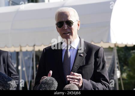 Washington, Usa. 06. Oktober 2022. US-Präsident Joe Biden spricht vor seiner Abreise nach Poughmeedsie, New York, am 6. Oktober 2022 mit den Medien auf den South Lawn Walks des Weißen Hauses in Washington. Foto von Yuri Gripas/UPI Credit: UPI/Alamy Live News Stockfoto