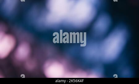 Unschärfe-verblendende Lichtfarbe leuchtet violett blau schwarz Stockfoto