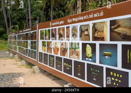 Keezhadi, Tamil Nadu, Indien - Oktober 02 2022: Fotos von Artefakten, die vom Tamil Nadu State Department of Archaeology an der Ausgrabungsstätte Keezhadi ausgegraben wurden Stockfoto