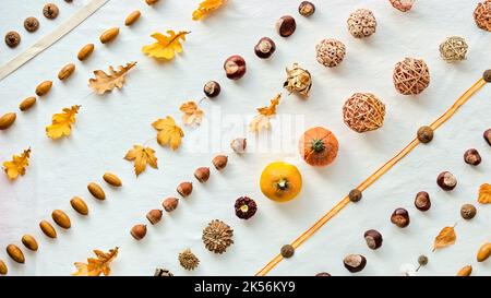 Panorama-Fallbanner. Abstraktes saisonales Panorama. Geometrisches diagonales Muster mit Kürbissen, Eicheln, Nüssen, Herbstblättern und Strohkugeln. Fallen Stockfoto