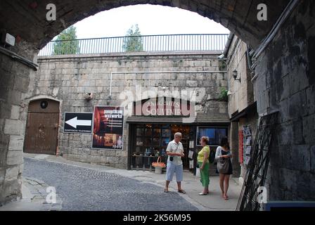 BUDAPEST-20. JUNI: Touristen besuchen die Zitadelle am 20. Juni 2011 in Budapest, Ungarn. Stockfoto