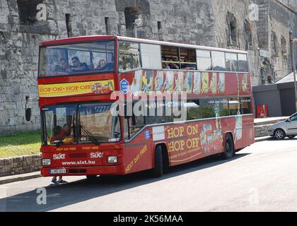 BUDAPEST-20. JUNI: Bus mit Touristen, die die Zitadelle am 20. Juni 2011 in Budapest, Ungarn besuchen. Stockfoto