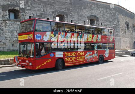 BUDAPEST-20. JUNI: Bus mit Touristen, die die Zitadelle am 20. Juni 2011 in Budapest, Ungarn besuchen. Stockfoto