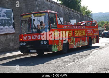 BUDAPEST-20. JUNI: Bus mit Touristen, die die Zitadelle am 20. Juni 2011 in Budapest, Ungarn besuchen. Stockfoto