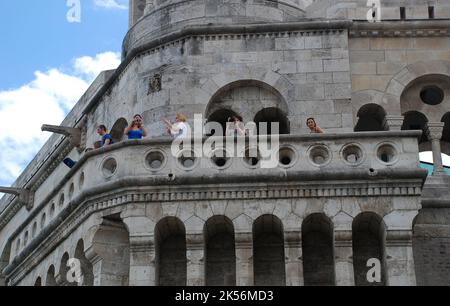 BUDAPEST-JUNI 20: Touristen besuchen Fischerbastei am 20. Juni 2011 in Budapest, Ungarn Stockfoto