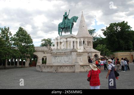Budapest, Ungarn - 21. Juni 2011: Denkmal des Königs Stephan in der Fischerbastei in Budapest Stockfoto