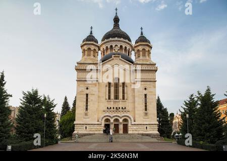 CLUJ-NAPOCA, SIEBENBÜRGEN, RUMÄNIEN - 21. AUGUST 2018: Die Kathedrale der Metropole am 21. August 2018 in Cluj-Napoca. Stockfoto