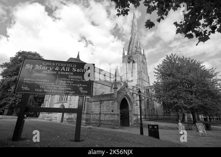 The Crooked Spire Church, Chesterfield, Derbyshire. Eine ikonische Kirche mit einem schiefen Kirchturm. Kirche der Heiligen Maria und Allerheiligen. Stockfoto