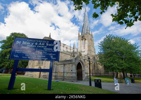 The Crooked Spire Church, Chesterfield, Derbyshire. Eine ikonische Kirche mit einem schiefen Kirchturm. Kirche der Heiligen Maria und Allerheiligen. Stockfoto