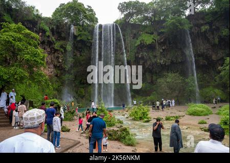 Ayn Aythum während der Herbst-Regenzeit oder khareef. Wasserfall und natürlicher Pool in der Nähe von Salalah, Oman Stockfoto