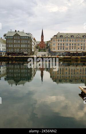 Haugesund, eine Gemeinde im Kreis Rogaland, Norwegen. Ein Blick auf die Kirche von Vår Frelsers. Stockfoto