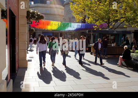 Einkaufen am frühen Morgen in St. Lawrence Street Bath. GROSSBRITANNIEN 2022 Stockfoto