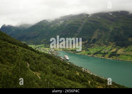 Der Blick vom Aussichtspunkt Huaren, Olden. Queen Victoria, eine Cunard-Kreuzfahrt, die im Dock von Olden, Stryn, Vestland County, Norwegen, angedockt ist. Stockfoto