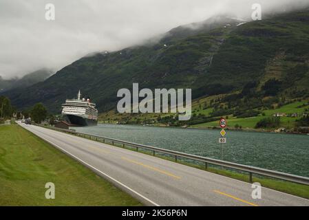 Queen Victoria, eine Cunard-Kreuzfahrt, die im Dock von Olden, Stryn, Vestland County, Norwegen, angedockt ist. Cunard Queen Victoria, Norwegische Fjorde. Stockfoto