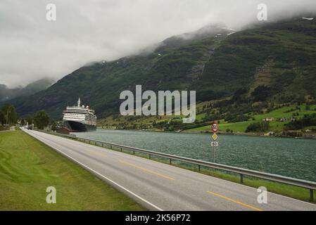 Queen Victoria, eine Cunard-Kreuzfahrt, die im Dock von Olden, Stryn, Vestland County, Norwegen, angedockt ist. Cunard Queen Victoria, Norwegische Fjorde. Stockfoto