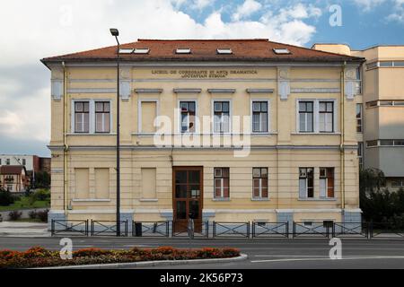 CLUJ-NAPOCA, SIEBENBÜRGEN, RUMÄNIEN - 21. AUGUST 2018: Gymnasium für Choreographie und dramatische Kunst am 21. August 2018 in Cluj-Napoca. Stockfoto