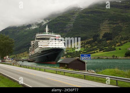 Queen Victoria, eine Cunard-Kreuzfahrt, die im Dock von Olden, Stryn, Vestland County, Norwegen, angedockt ist. Cunard Queen Victoria, Norwegische Fjorde. Stockfoto