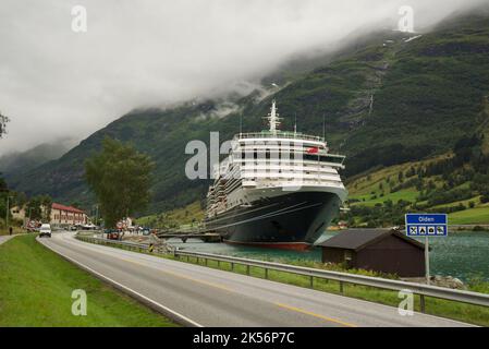 Queen Victoria, eine Cunard-Kreuzfahrt, die im Dock von Olden, Stryn, Vestland County, Norwegen, angedockt ist. Cunard Queen Victoria, Norwegische Fjorde. Stockfoto