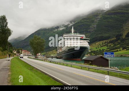 Queen Victoria, eine Cunard-Kreuzfahrt, die im Dock von Olden, Stryn, Vestland County, Norwegen, angedockt ist. Cunard Queen Victoria, Norwegische Fjorde. Stockfoto