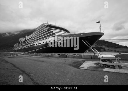 Cunard Queen Victoria, eine Kreuzfahrt, die im Dock von Olden, Stryn, Norwegen, Norwegische Fjorde angedockt ist. Schiff an Stausenstalle gebunden. Boot an Stollen gebunden. Stockfoto