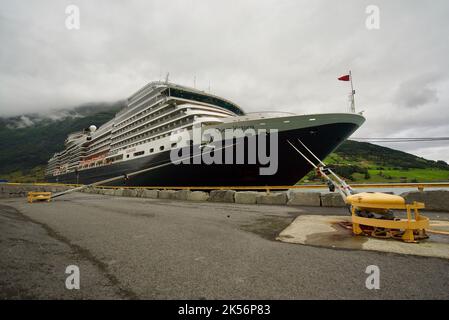 Cunard Queen Victoria, eine Kreuzfahrt, die im Dock von Olden, Stryn, Norwegen, Norwegische Fjorde angedockt ist. Schiff an Stausenstalle gebunden. Boot an Stollen gebunden. Stockfoto