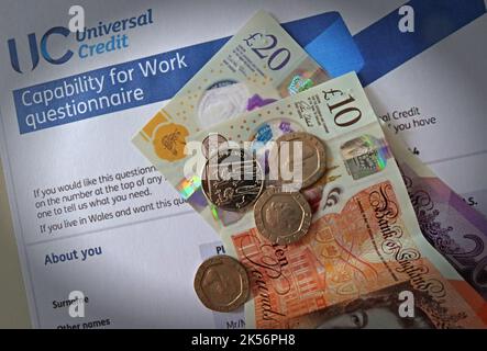 UC Universal Credit – Fragebogen zur Arbeitsfähigkeit, mit Bargeld, Pfundnoten Stockfoto