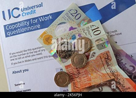 UC Universal Credit – Fragebogen zur Arbeitsfähigkeit, mit Bargeld, Pfundnoten Stockfoto