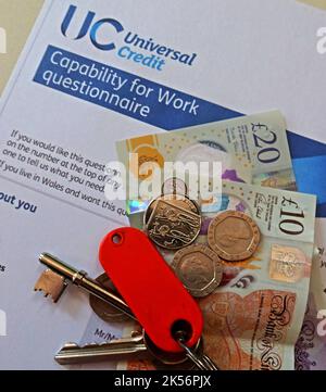 UC Universal Credit – Fragebogen zur Arbeitsfähigkeit mit Bargeld, Pfundnoten und Hausschlüsseln Stockfoto