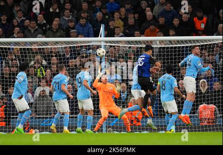 Manchester Stadium, Manchester, Großbritannien. 5. Oktober 2022. Ederson (Manchester City) kontrolliert den Ball während Manchester City und des FC Kopenhagen im City of Manchester Stadium, Manchester, England. Ulrik Pedersen/CSM/Alamy Live News Stockfoto