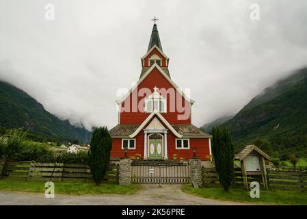 Alte 'Neue Kirche', erbaut 1934, Olden, Norwegen. Norwegen rote Kirche. Holzkirche. Stockfoto