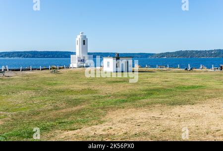 Der Leuchtturm in der Nähe des Wassers bei Brown's Point, Washington. Stockfoto