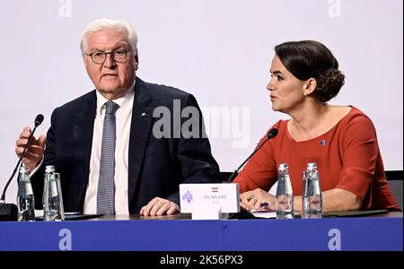 Valletta, Malta. 06. Oktober 2022. Bundespräsident Frank-Walter Steinmeier spricht am Rande der Pressekonferenz im Anschluss an das Treffen der nicht-exekutiven Staatsoberhäupter der Europäischen Union in Arraiolos mit der ungarischen Staatspräsidentin Katalin Novák. Auf dem diesjährigen informellen Format tauschen sich die Präsidenten über die Frage der Wirksamkeit der EU als globaler Akteur und über soziale Gerechtigkeit in der EU aus. Kredit: Britta Pedersen/dpa/Alamy Live Nachrichten Stockfoto