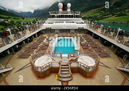 Der Blick auf das obere Deck des Queen Victoria-Kreuzfahrtschiffs, eine Cunard-Kreuzfahrt. Queen Victoria Dachterrasse mit Blick auf den Swimmingpool. Norwegische Fjorde. Stockfoto