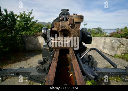 Blick in und über eine Luftabwehrkanone in einer Küstenverteidigungsfestung in Norwegen (Fort Tueneset, WW2) Stockfoto