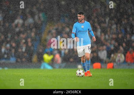 Manchester Stadium, Manchester, Großbritannien. 5. Oktober 2022. Aymeric Laporte (Manchester City) kontrolliert den Ball während Manchester City und des FC Kopenhagen im City of Manchester Stadium, Manchester, England. Ulrik Pedersen/CSM/Alamy Live News Stockfoto