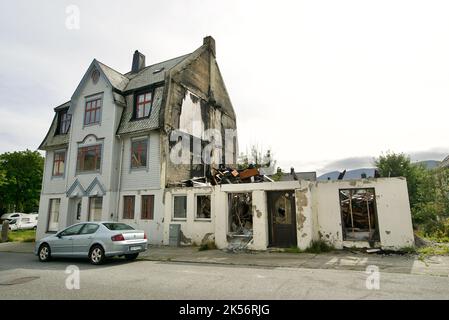 Außenansicht eines abgebrannten Hauses, in dem die Hälfte des Gebäudes abgebrannt ist. Stockfoto