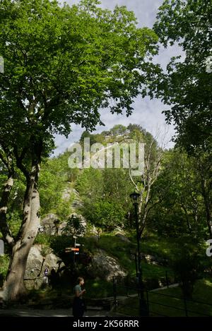 Ålesund: Blick vom Fuße des Fjellstua Aussichtspunktes / der Stadtberg und der Aussichtspunkt Aksla. Stockfoto